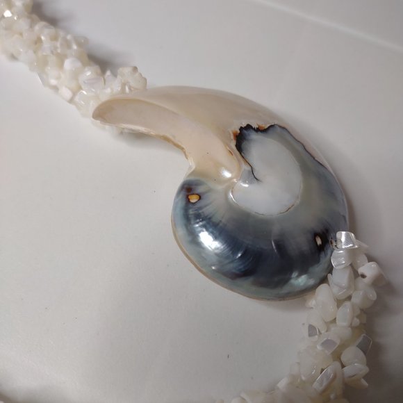Elegant White and Silver Necklace beach shell - Picture 10 of 14